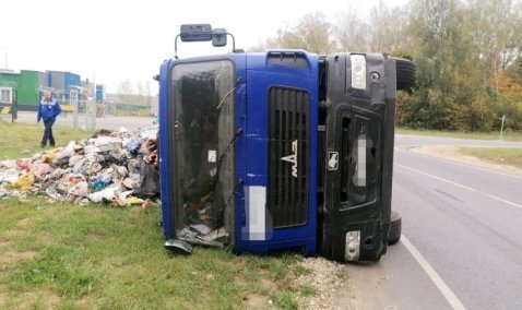 Мусоровоз перевернулся при въезде на КПО «Дон» под Каширой