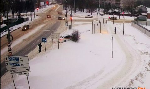 В Кашире на Стрелецкой водитель такси Uber не справился с управлением и въехал в обочину