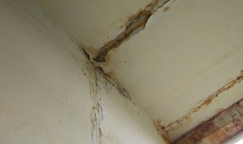 Жильцы дома №31 по ул. Садовой в Кашире-2 несколько лет ждут ремонта кровли и подъезда