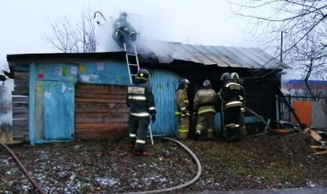 Пожарные ликвидировали возгорание сарая в деревне под Каширой