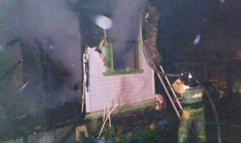 Садовый дом загорелся накануне вечером в деревне у трассы «Каспий»