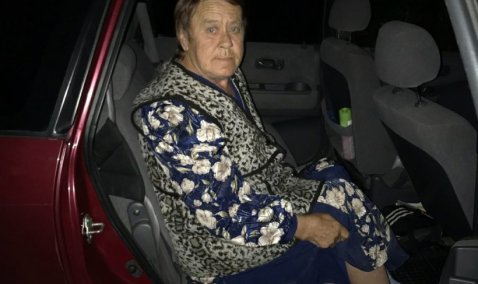 Волонтеры помогли найти приют пожилой женщине, которая 1,5 месяца прожила на улице в Каширской деревне