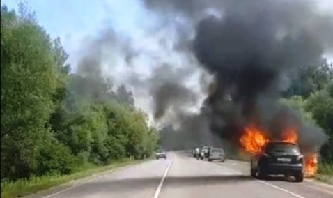 Автомобиль Nissan загорелся на трассе возле деревни Тарасково