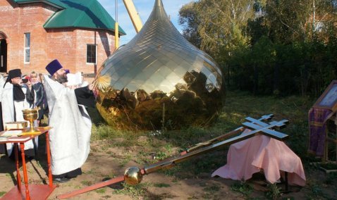 Купола и кресты освятили в храме Александра Невского поселка Ледово