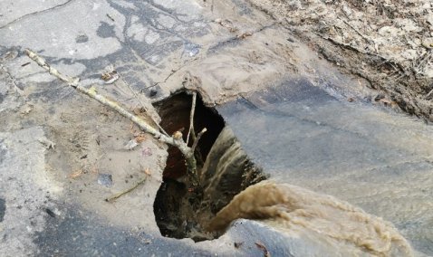 Асфальт ушел под землю на тротуаре в Кашире-2