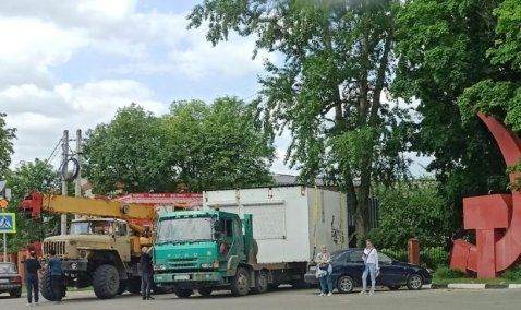 Добились своего: в Ожерелье убрали ларек с остановочного павильона