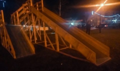 Успели к празднику: горка у АТС теперь ждет снега