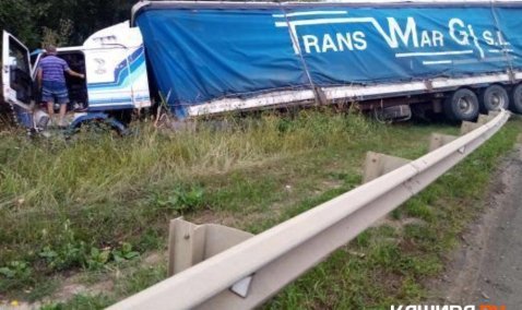 Массовое ДТП в районе Колтово: фура протаранила «отбойник» и вылетела в кювет