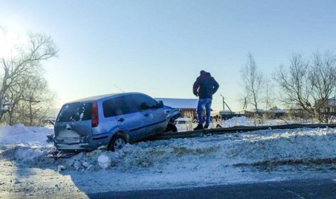 Автомобиль Ford влетел в отбойник на трассе возле деревни Колтово