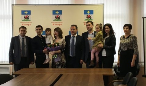 Двум семьям врачей вручены ключи от служебных квартир