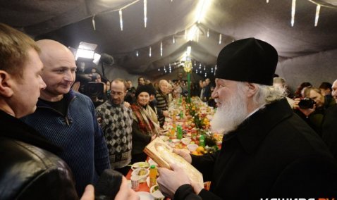 Рукотворную икону из Ожерелья подарили Патриарху Кириллу