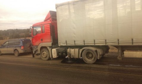 ДТП на мосту через Оку: у большегруза вытекает топливо