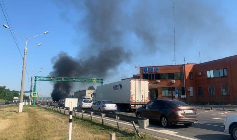 На трассе под Каширой загорелся минивэн