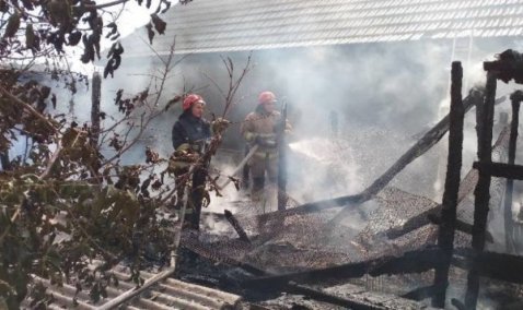 Хозяйственная постройка горела накануне вечером в деревне Пятница