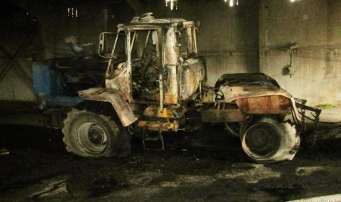Трактор и бытовка сгорели минувшей ночью в деревне Ледово