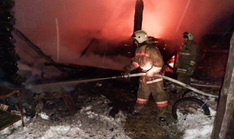 Более 2,5 часов продолжалась ликвидация пожара в деревне Руднево