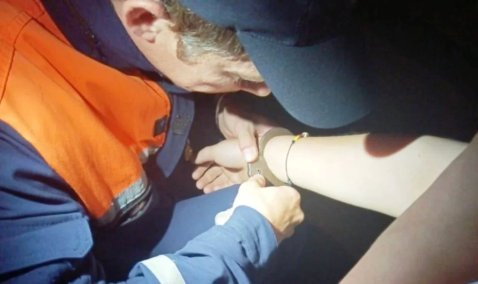 Скованного наручниками подростка освободили спасатели в Кашире