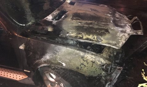 У воспламенившегося автомобиля BMW X5 на ул. Садовой полностью выгорел моторный отсек