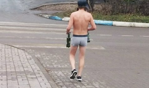Проспорил?! Парень в трусах и ушанке разгуливал по улицам Каширы