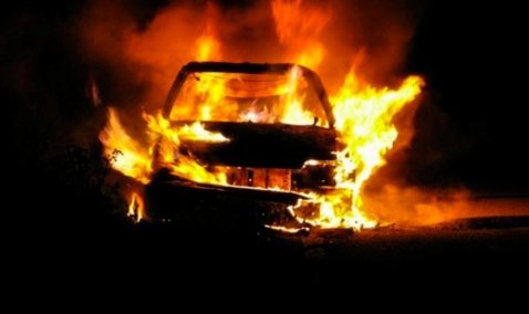 «Пироман» на скутере прошлой ночью сжег два автомобиля в Кашире
