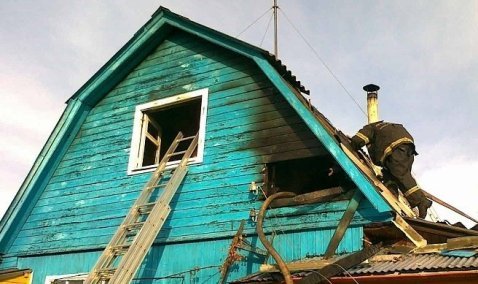 Пожар в деревне под Каширой охватил жилой дом