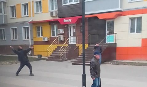 Весеннее обострение или действие препаратов? На улицах Каширы заметили невменяемого мужчину