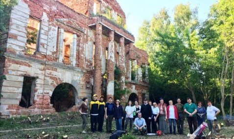 Парадный вид: подмосковные активисты привели в порядок территорию усадьбы Зендиково