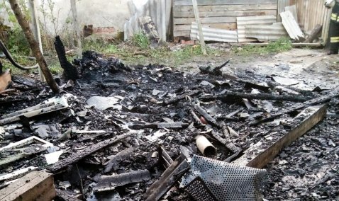 В Кашире-1 после пожара в бесхозной постройке обнаружили труп мужчины