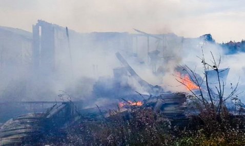 Деревянные сараи сгорели в деревне Кокино