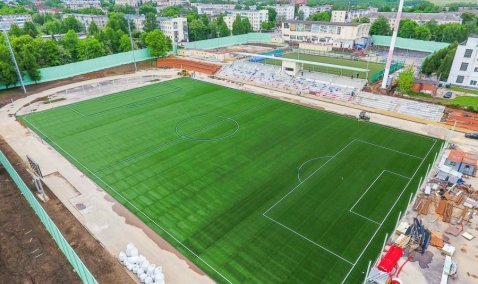 Новое искусственное поле уложили на стадионе спортклуба «Кашира» – реконструкция продолжается