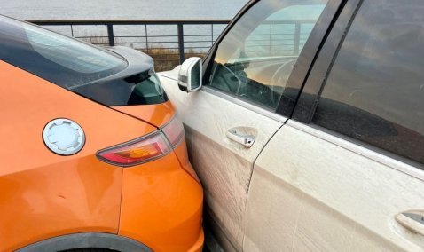 Покатившийся автомобиль устроил ДТП на набережной в Кашире