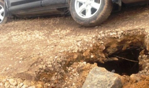 В деревне Корытня отремонтировали дорогу, где провалился под землю автомобиль