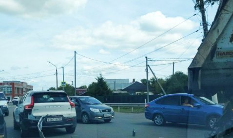 Грузовик и кроссовер Volvo столкнулись на перекрестке улицы Стрелецкой и Иваньковского шоссе