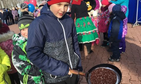Народным гулянием проводили Масленицу