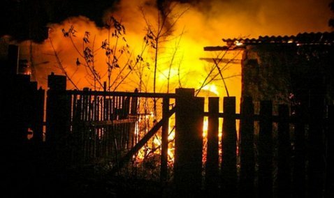 Дачный дом горел в деревне Суханово в ночь на четверг