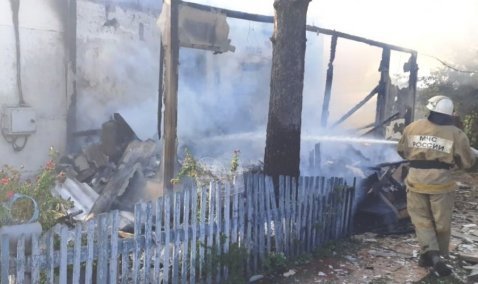 Садовый дом загорелся в СНТ рядом с Каширой