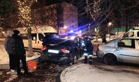 Водитель Audi врезался в припаркованные машины на Садовой в Кашире-2