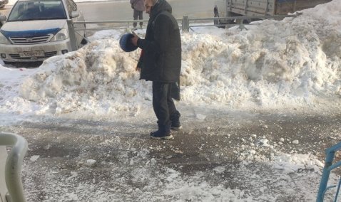 Огромная глыба снега упала на мужчину у остановки в Кашире-2