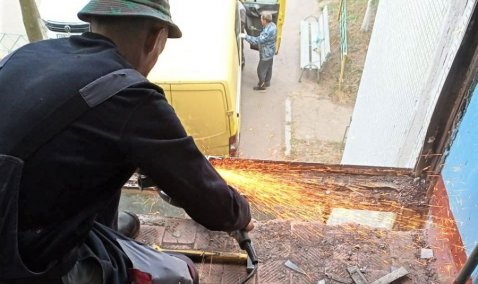 По поручению Госжилинспекции в деревне под Каширой застеклили разбитые окна в подъезде