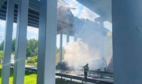 Часть трассы М-4 «Дон» встала в пробку из-за упавшего с моста бензова