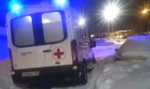 В Ожерелье спасатели вызволили из снежного плена машину скорой с тяжелобольным пациентом