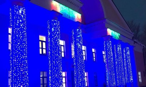 Елки, подсветка, каток: Ожерелье украшают к новогодним праздникам