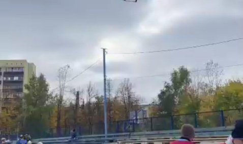 Футбольный матч между ФК «Кашира» и «Химиком» пришлось прервать из-за... севшего на поле вертолета