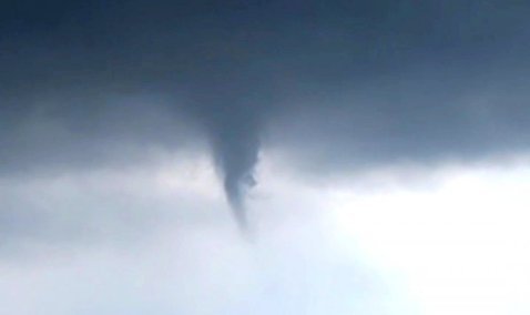 Зарождение смерча сняли на видео очевидцы в Кашире