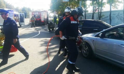 Каширские спасатели деблокировали водителя после «столкновения» двух легковых автомобилей