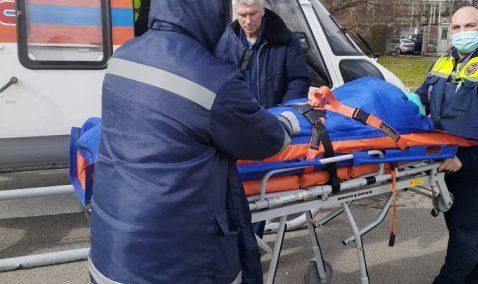 Пожилого мужчину с тяжелыми ожогами доставили вертолетом санавиации из Ожерелья в Подольск