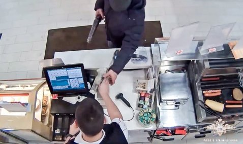 Грабитель в маске, угрожая ружьем, ограбил автозаправку в деревне Барабаново