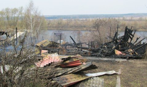 Дачный дом сгорел в результате пожара в деревне Баскачи