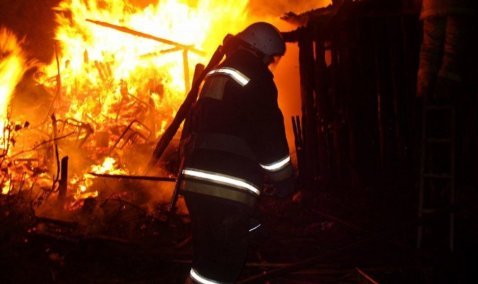 Цех с тротуарной плиткой и производственное здание загорелись в Новоселках