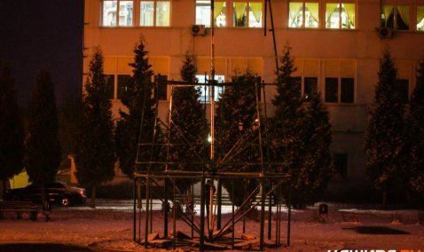 Каркас главной ели Каширы cмонтировали на площади у АТС